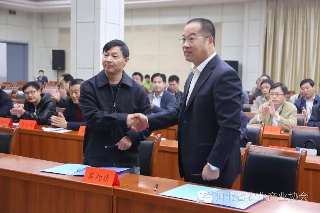 孫悅明會長在省工經聯組織安排下隨團走進饒陽縣并簽訂合作協議
